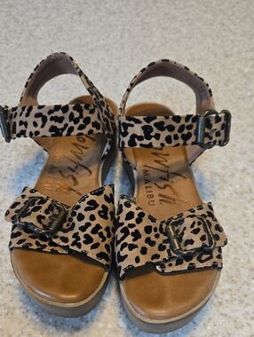 Leopard Print Platform Sandals with Buckle Straps